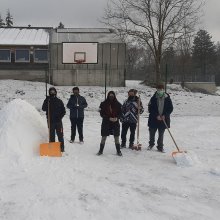 Iglu bauen, Schlitten fahren
